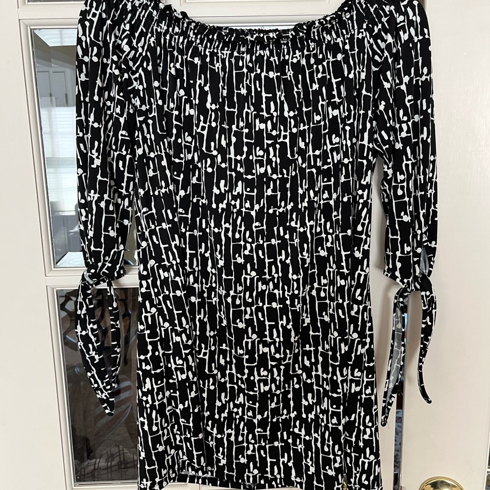 Ladies three-quarter length sleeve top, White House black market brand